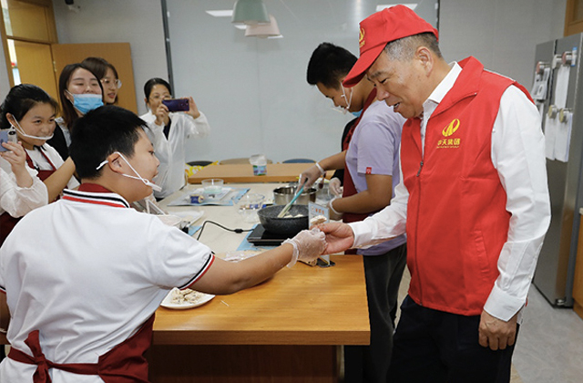 大手牽小手，一起制作雪花酥 ——樓董事長(zhǎng)帶領(lǐng)金世豪志愿者走進(jìn)杭州市艮山路學(xué)校“米其林”廚房