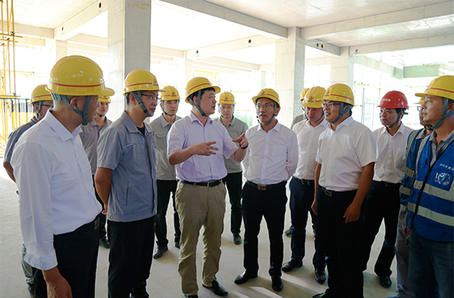 住建部工程質(zhì)量安全監(jiān)管司副司長陳波調(diào)研頂琇西北湖B區(qū)項目