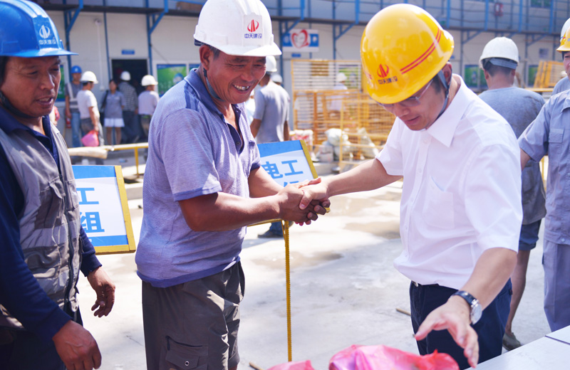 2019年7月24日，金世豪北京集團慰問現場一線工人。