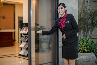 微笑在臉，服務記心