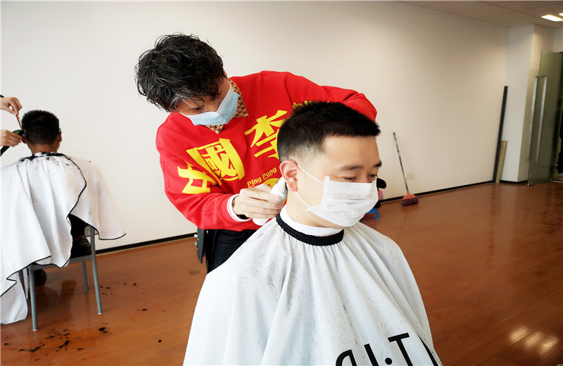 2020年2月21日，由于受疫情影響金世豪八建特與專業造型公司聯系，出資聘請三名優秀的“Tony”老師上門為員工免費理發，暖心之舉得到了員工的贊譽。