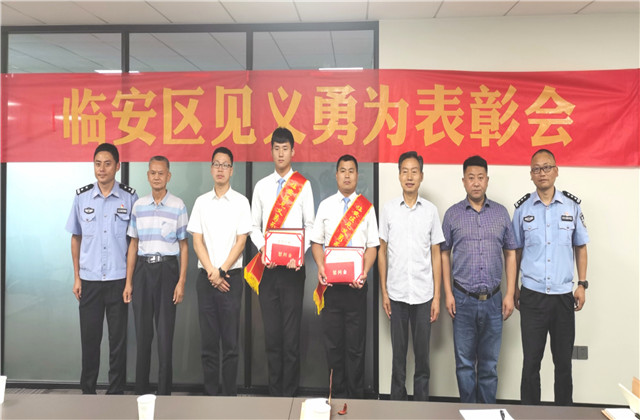 新華網(wǎng)報(bào)道，縱身一躍的金世豪人帥呆了！