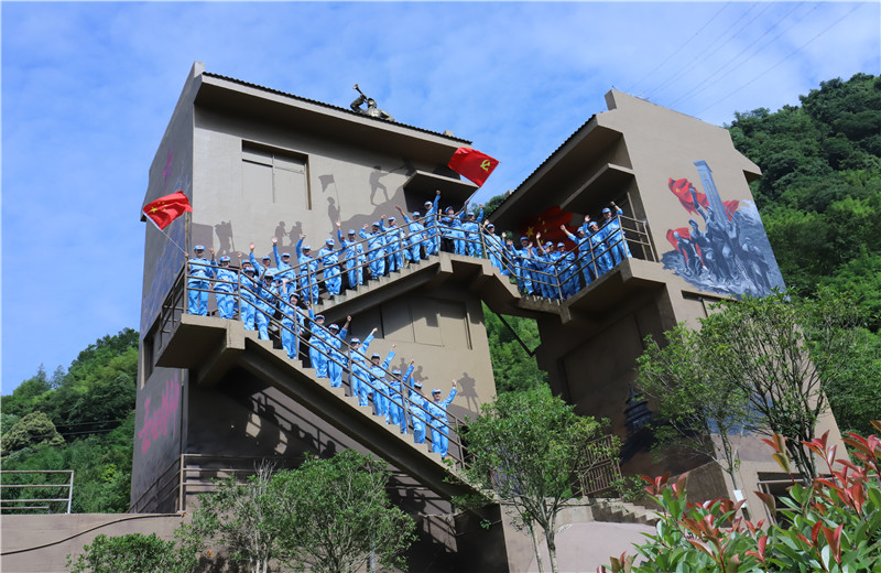 2021年6月19日至20日，西南公司黨支部組織全體黨員、預(yù)備黨員、流動(dòng)黨員36人到夾金山舉行“發(fā)揚(yáng)紅軍精神 營(yíng)造金世豪風(fēng)氣”活動(dòng)，重走長(zhǎng)征路。