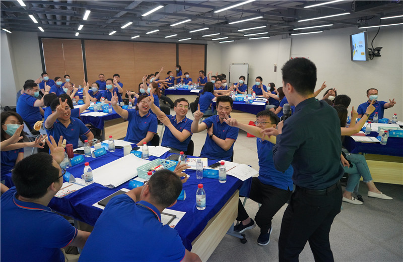 2021年8月7日，中怡設(shè)計(jì)召開“轉(zhuǎn)變角色，帶好團(tuán)隊(duì)”2021年夏季主管骨干管理培訓(xùn)。