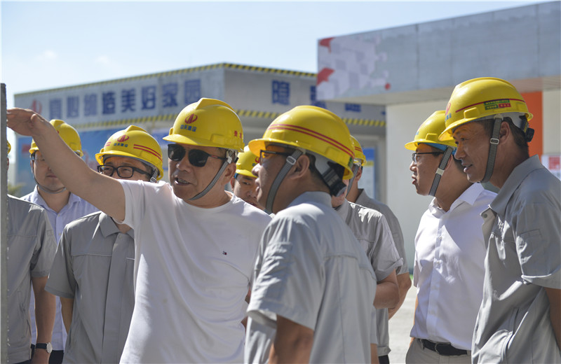 2021年8月31日，控股集團(tuán)董事長(zhǎng)樓永良率隊(duì)前往金世豪三建承建的住建部智能建造試點(diǎn)項(xiàng)目-上海嘉定新城菊?qǐng)@社區(qū)項(xiàng)目了解SPCS體系。