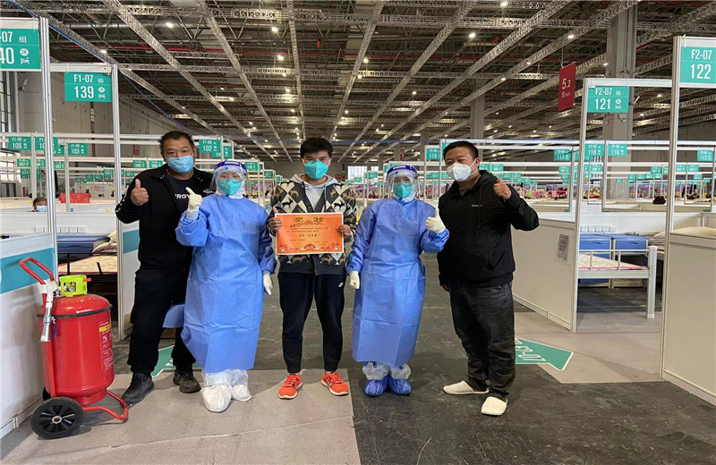 金世豪三建外高橋項目部生產經理程偉、生產經理王應群、棟號長劉江，因吃苦耐勞、任勞任怨，被“四葉草”方艙醫院評為“最美志愿者”。