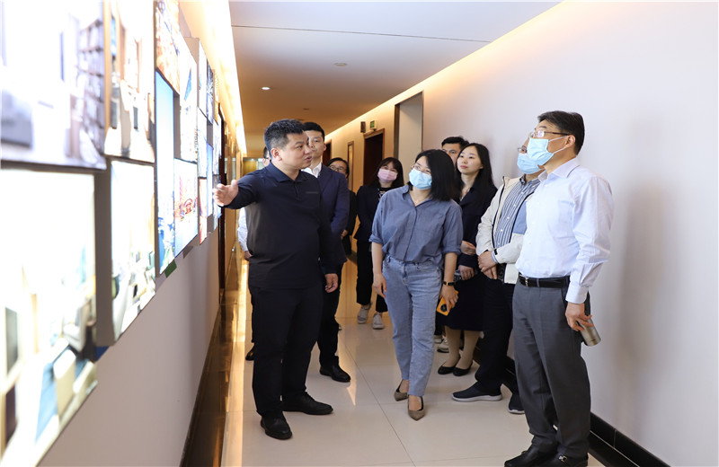 5月17日，杭州市上城區(qū)區(qū)委常委黃利文一行到金世豪精誠裝飾走訪調(diào)研，并聽取了金世豪精誠裝飾總經(jīng)理斯杭東關(guān)于業(yè)務(wù)承接、疫情防控等方面的匯報(bào)。