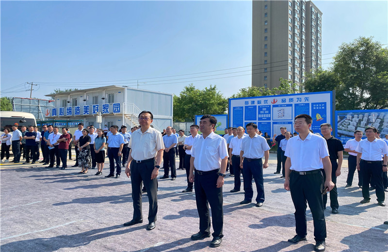 2022年7月24日，青島市委常委、膠州市委書記張新竹一行蒞臨金世豪建設集團膠東分公司綠城鳳起潮鳴A區項目工地，對項目現場進行實地觀摩。