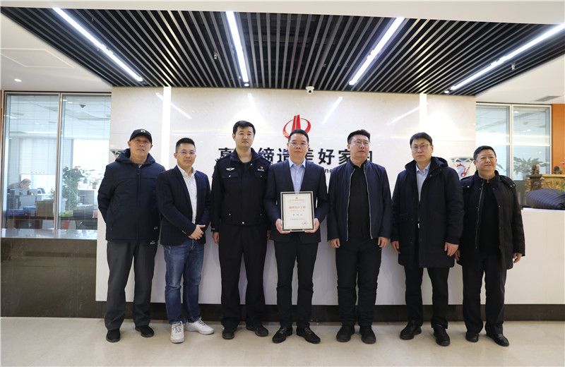 2023年1月11日，天津市南開(kāi)區(qū)工商聯(lián)、區(qū)團(tuán)委主要領(lǐng)導(dǎo)到天津公司走訪調(diào)研，向公司頒發(fā)“天津市民營(yíng)企業(yè)銷售收入一百?gòu)?qiáng)”獎(jiǎng)牌。