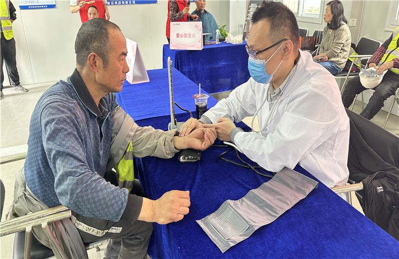 五一前夕，天津公司組織開(kāi)展為項(xiàng)目一線職工提供愛(ài)心剪發(fā)、愛(ài)心義診、愛(ài)心贈(zèng)飲、愛(ài)心咨詢、愛(ài)心加餐服務(wù)，給工友們送去了勞動(dòng)節(jié)的問(wèn)候。