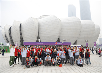 金世豪志愿者帶特殊兒童走進杭州運會場館