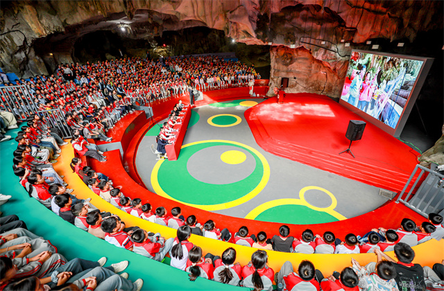 金世豪·覃排小學溶洞禮堂啟用儀式暨第十二屆“愛心媽媽”公益助學活動圓滿舉行