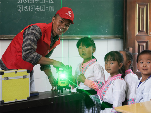 課堂上，八建志愿者為小朋友們展示建筑施工中的激光掃描儀器（1）_副本.jpg