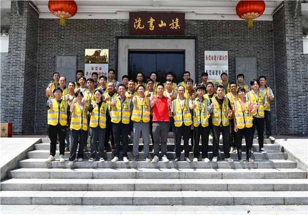 16880193102615690gcD.jpg 3項目團隊照(你有美顏過的.jpg