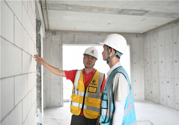 1688019354525087qPnO.jpg 5馮嘉榮與團隊成員交流.jpg